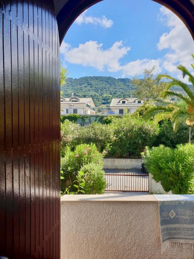 Vista Mare Su Tre Piani Con Giardino Villa Falerna Exterior photo
